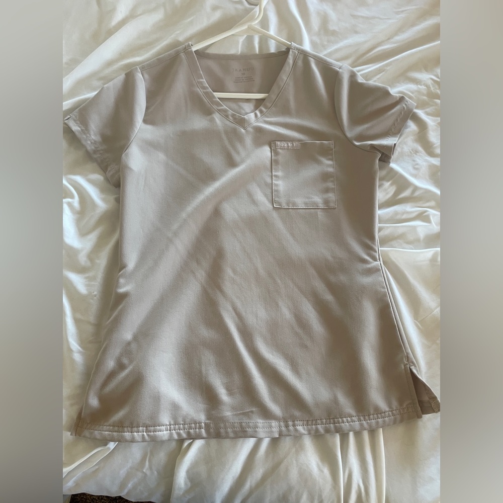 Jaanuu scrub top one pocket